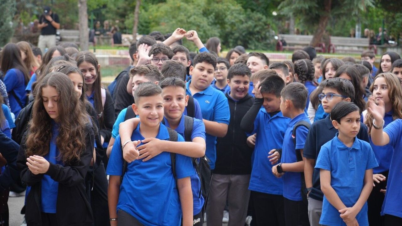 Okul yolları yeniden doldu: 17 milyon öğrenci için ders zili çaldı