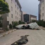 Van’da şiddetli fırtına çatıları uçurdu, ağaçlar devrildi