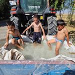 Van Gölü’ne Gidemeyen Çocukların Serinleme Yöntemi Gülümsetti