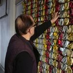 18 yıldır demleyip sattığı çayların boş paketlerini sergiliyor