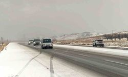 Aniden Bastıran Dolu Van-Özalp Karayolunu Beyaza Bürüdü