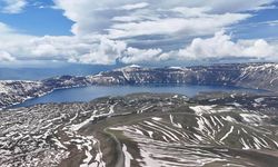 Nemrut Krater Gölü’nde 2 mevsim bir arada