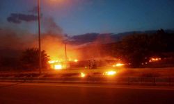 Van'da Korkutan Yangın! Mahalle Sakinleri Alevlerle Mücadele Etti