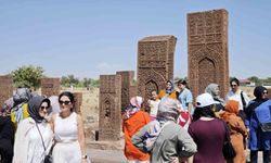 Malazgirt Zaferi’nin 955. yılında Ahlat’taki tarihi mezarlığa yoğun ilgi