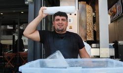 40 dereceyi aşan sıcaklıkta ilginç yöntem! Döner ustası buzla çalışıyor