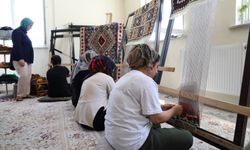 Van’da kadınlar geleneksel kilim dokumacılığını geleceğe taşıyor