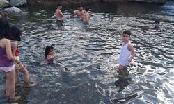 Hakkari’de Kavurucu Sıcaklara Doğal Çözüm! Vatandaşlar Buraya Akın Ediyor