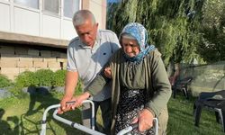 Hakkari’de Vefa Örneği: 20 Yıldır Annesinin Eli Ayağı Oluyor