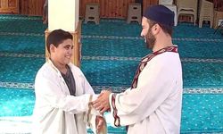 Camiye namaz kılmaya gelen çocuğa imamdan anlamlı jest