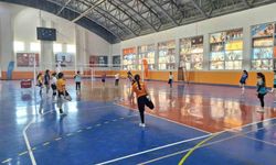 Muş Bulanık’ta gençlerin spor heyecanı: Voleybol çalışmaları sürüyor