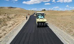 Başkale’de 5 kilometrelik yol sıcak asfaltla buluşuyor