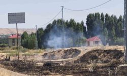 Erciş’te mahalle sakinlerini korkutan yangın