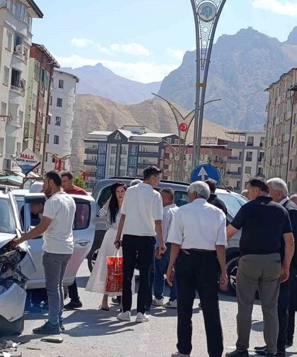 Hakkari’de pikap ile otomobil çarpıştı: 1 yaralı
