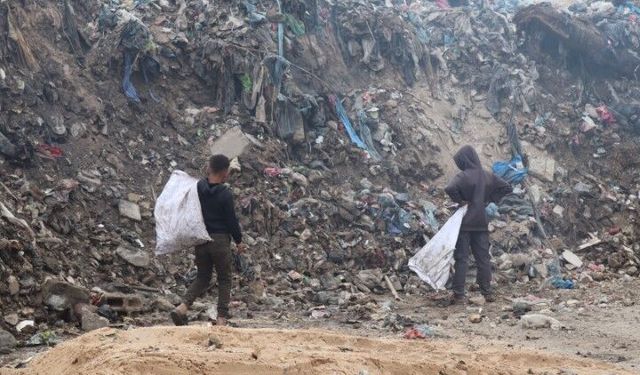 Gazzeli çocukların çöp yığınları arasındaki yaşam mücadelesi