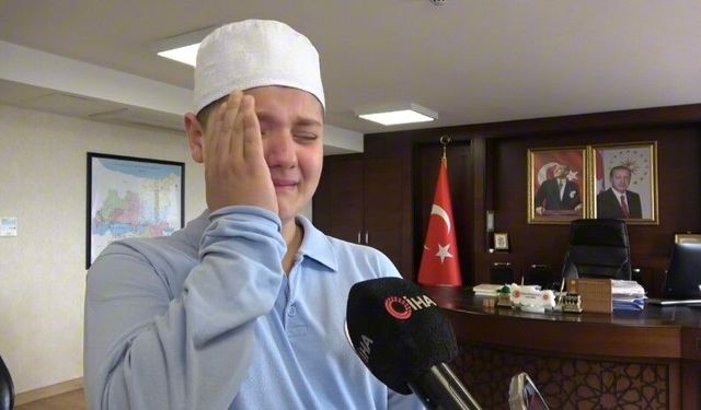 Birlikte hafız olduğu annesine gözyaşlarıyla teşekkür etti
