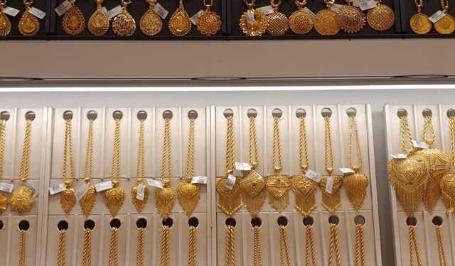 Gram ve ons altın haftanın son işlem gününde geriledi