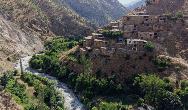 Dört Mevsim Ayrı Güzel: Hizan’ın Taş Evleri İlgi Odağı Oldu