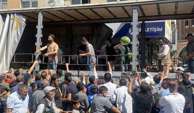 Bitlis'te hayırsever çiftçi 30 ton karpuzu ücretsiz dağıttı