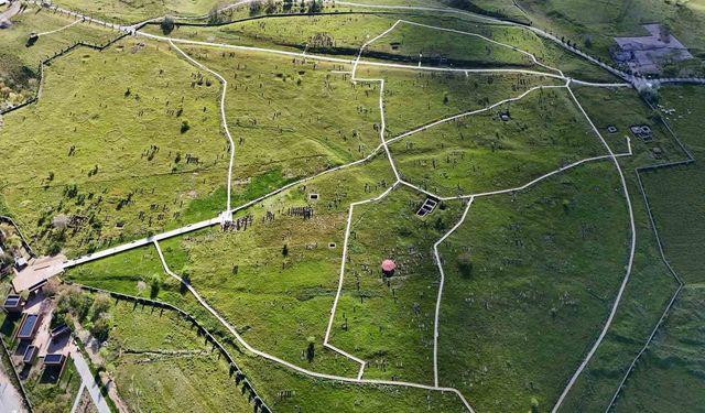 Bitlis'teki Selçuklu Meydan Mezarlığı havadan görüntülendi
