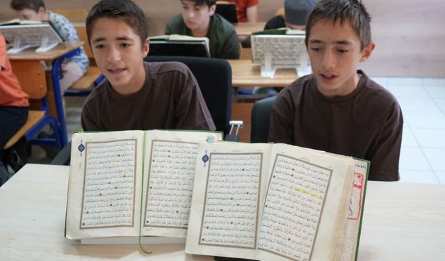 13 yaşındaki ikiz kardeşler Kur’an-ı Kerim’i ezberleyerek hafız oldu