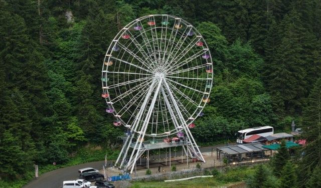 Uzungöl'e kurulan dev dönme dolap turistlerin gözdesi oldu