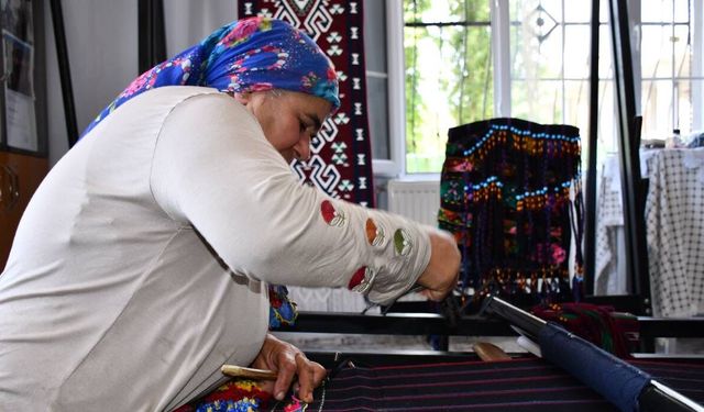 Heybe yaparak dört çocuk okuttu
