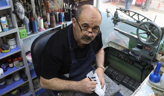 Çırak Bulamayan Kunduracı Gece Yarısına Kadar Çalışıyor