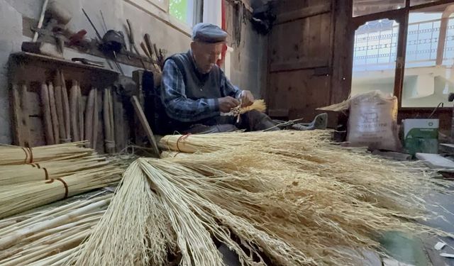 60 yıldır geçimini ot süpürgeden sağlıyor