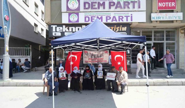 Muş'ta ailelerin evlat nöbeti sürüyor