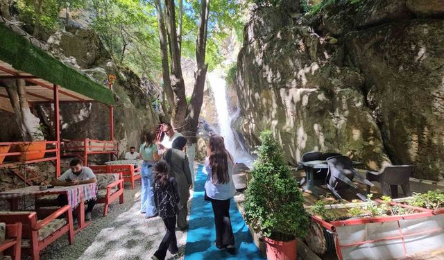 Yazın gözdesi Nehri Şelalesi ziyaretçi akınına uğruyor
