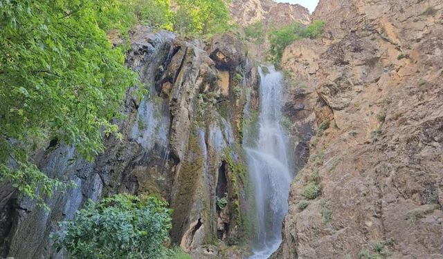 Hakkâri'de Dört Mevsim Ayrı Güzellik Sunan Şelale İlgi Odağı Oldu