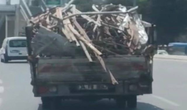 Demir yüklü kamyonetin tehlikeli yolculuğu