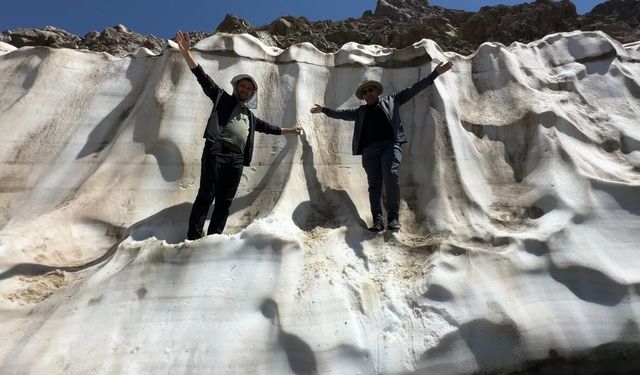 Ağustos sıcağında kar: 4 metrelik kar tünelleri ilgi görüyor