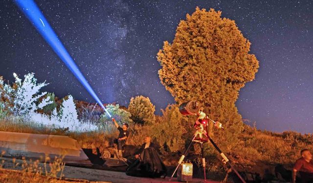 Perseid şöleni: Meteor izleri Samanyolu ile buluştu