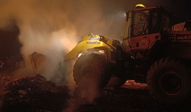 Gündüz başlayan yangın akşam söndürüldü: 10 bin ot balyası kül oldu