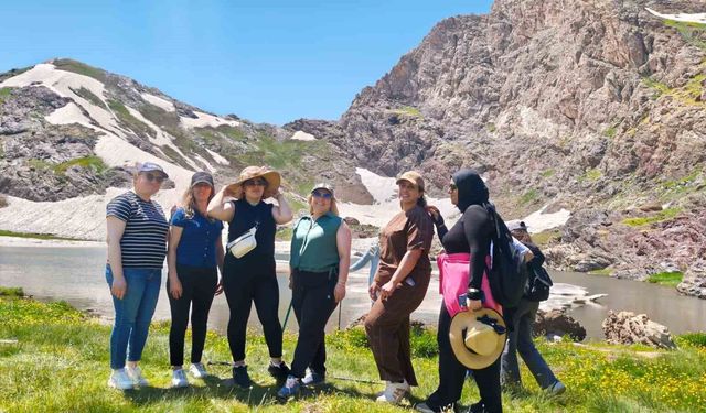 Hakkari’nin Zirvesinde Büyüleyici Manzara! Doğaseverler Cilo Sat’a Akın Etti