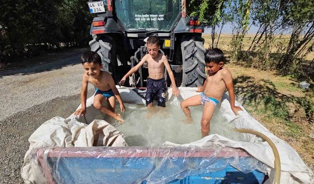 Van Gölü’ne Gidemeyen Çocukların Serinleme Yöntemi Gülümsetti