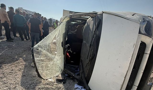 Van’da trafik kazası: Hafif ticari araç takla attı, 6 kişi yaralandı