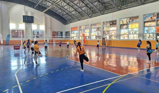 Muş Bulanık’ta gençlerin spor heyecanı: Voleybol çalışmaları sürüyor