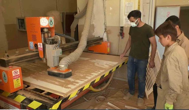 Öğrenciler Hem Üretiyor Hem Kazanıyor