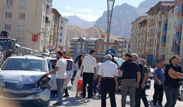 Hakkari’de pikap ile otomobil çarpıştı: 1 yaralı