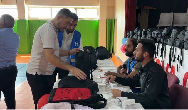 Hakkari’de "İyilik Çantası" 100 yetim öğrenciye kırtasiye yardımı