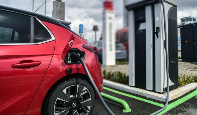 Elektrikli araçlarda şarj istasyonu sorunu büyüyor Sürücüler çözüm bekliyor