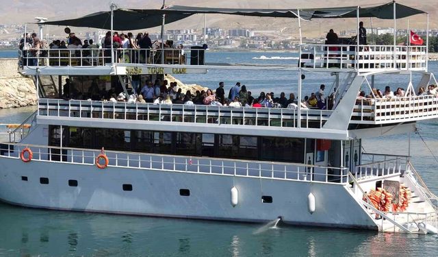 Van, İranlı turistlerin gözdesi olmaya devam ediyor