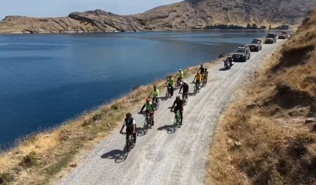 Van Gölü kıyısında hem pedal çevirdiler hem temizlik yaptılar