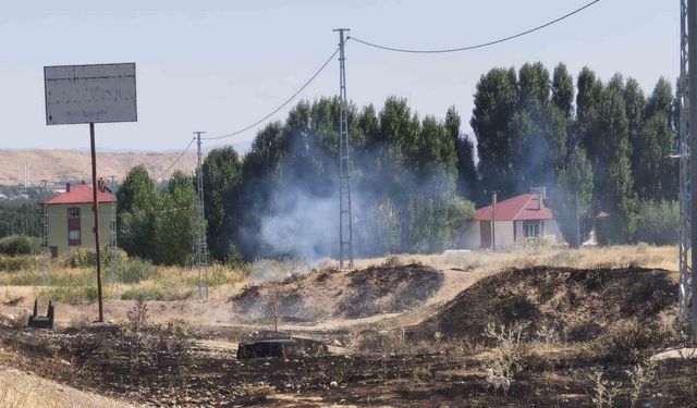 Erciş’te mahalle sakinlerini korkutan yangın