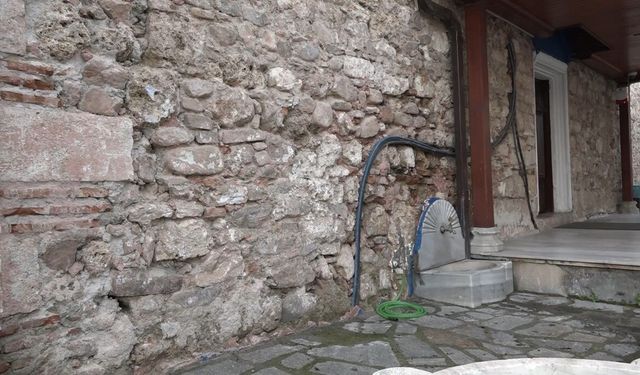 700 yıllık medresenin içerisine yapılan tuvalet ve mutfak isyan ettirdi