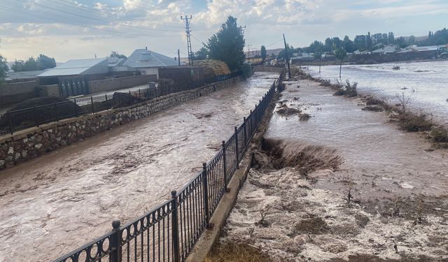 Van’ın Saray ve Özalp ilçelerinde sağanak felaketi: Mahalleler sular altında kaldı