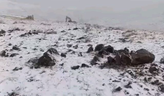 Van- Başkale'ye mevsimin ilk karı yağdı