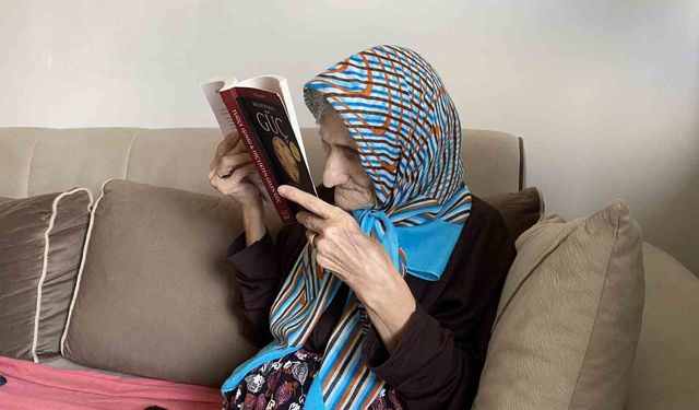 70 yaşındaki Sema teyze kitap okumaktan ve örgü örmekten vazgeçmiyor
